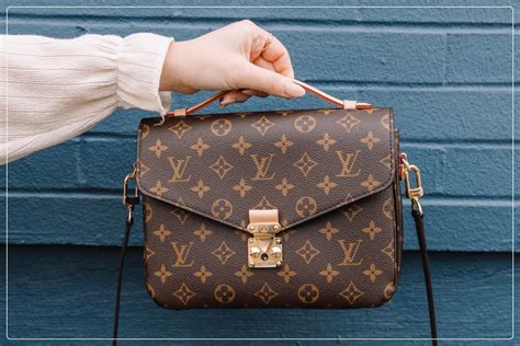 difference between real louis vuitton bag and fake|faux louis vuitton neverfull bag.